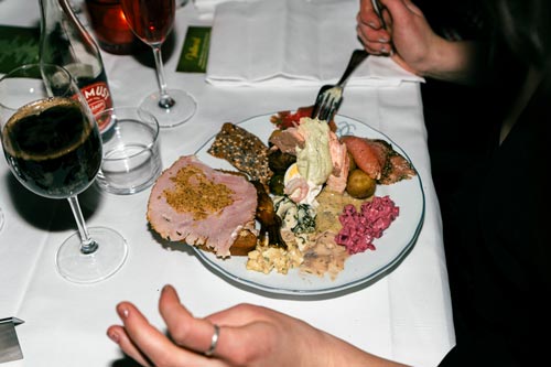 Under ett julbord hos Cedergrenska
