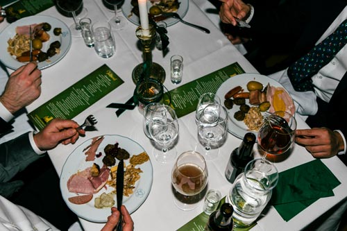 Under ett julbord hos Cedergrenska