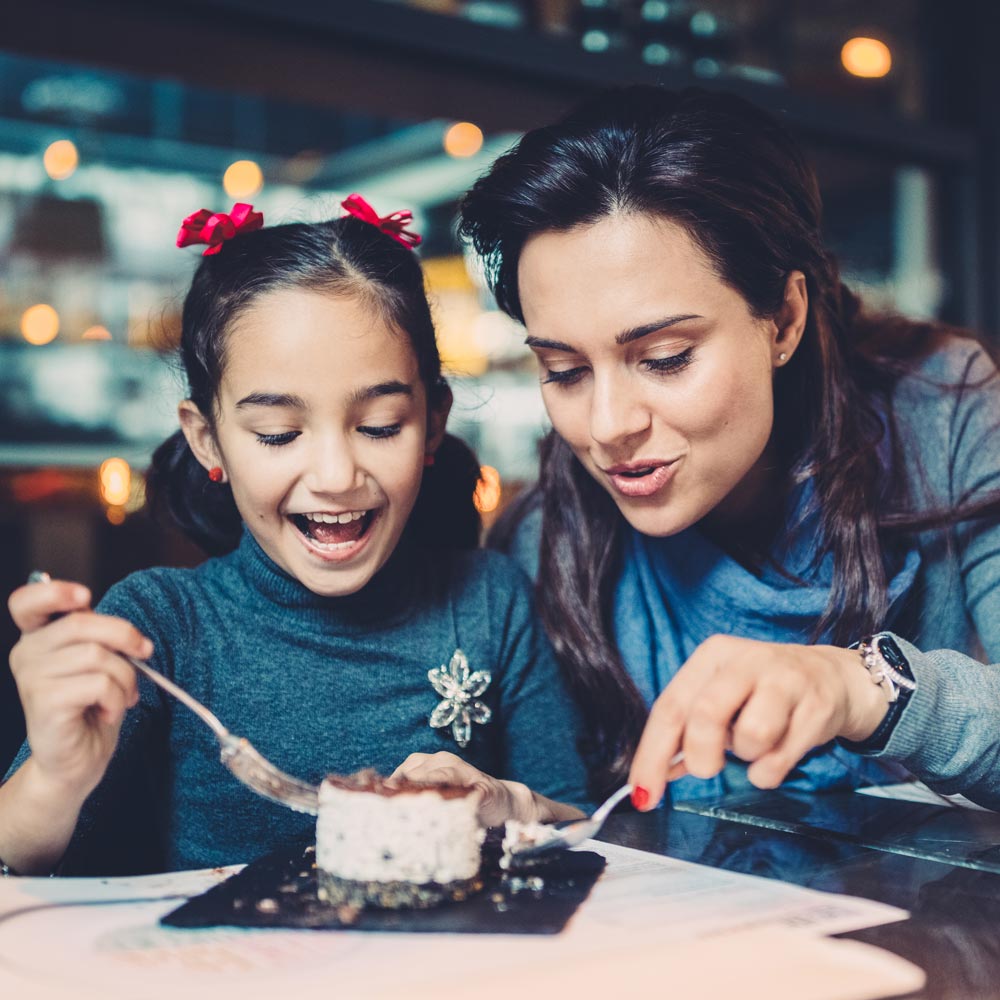 Mamma och dotter på en restaurang