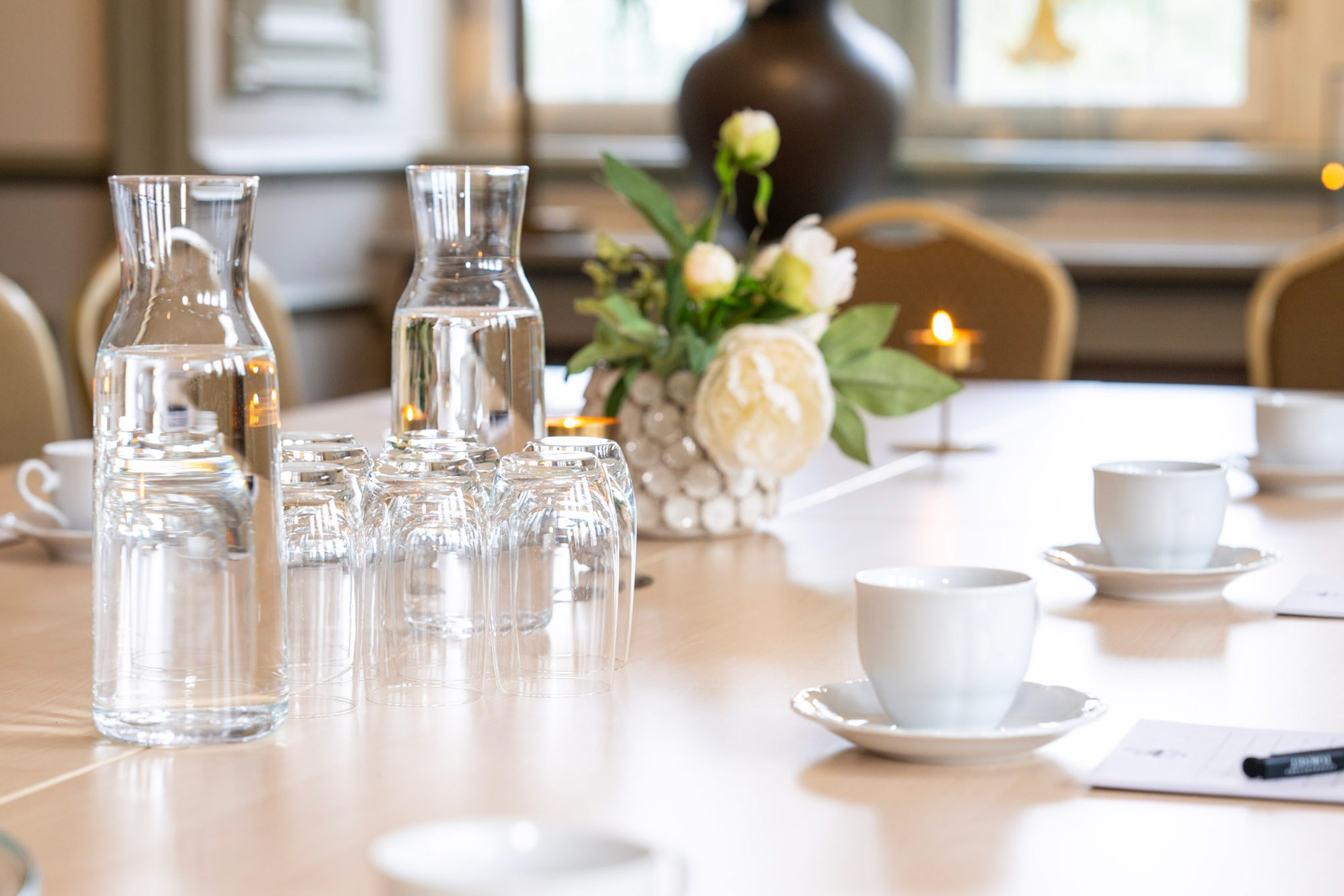 Ett bord med kaffe och vatten