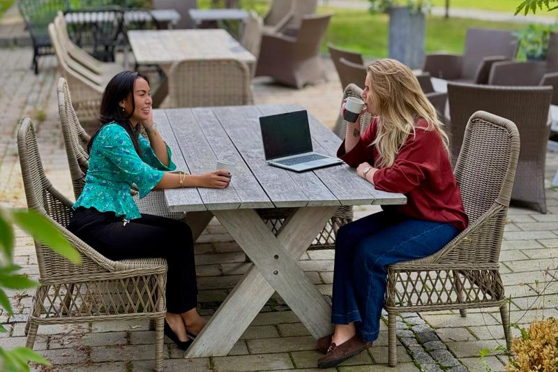 Två kvinnor som pratar