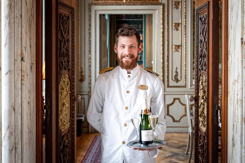 Servitör som håller i dryck